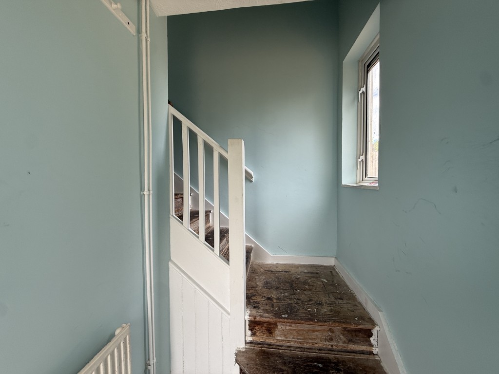 Lot: 75 - FLAT IN NEED OF IMPROVEMENT - Stairs to Landing in Flat in Need of Improvement